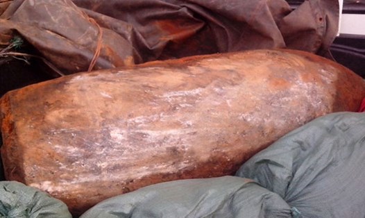 Quả bom có trọng lượng 352kg được một người dân phát hiện trong lúc rà tìm phế liệu. Ảnh Hưng Thơ.