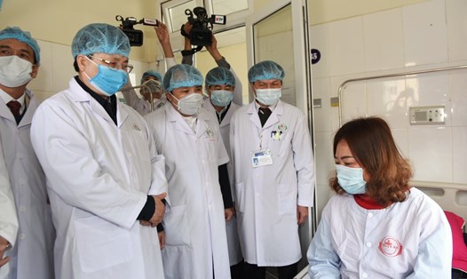 Lãnh đạo UBND tỉnh và Sở Y tế Nghệ An thăm người đang cách ly phòng dịch tại bệnh viện. Ảnh: Từ Thành