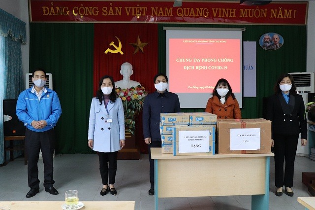 Lãnh đạo LĐLĐ tỉnh Cao Bằng tặng quà đơn vị chống dịch COVID-19. Ảnh: B.A