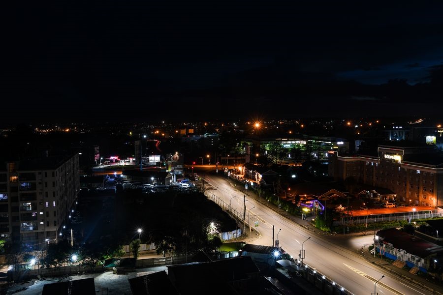 Đường phố vắng vẻ ở Nairobi, Kenya trong giờ giới nghiêm do COVID-19. Ảnh: Xinhua.