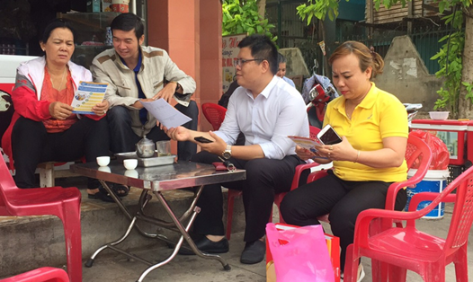 Cán bộ Bảo hiểm xã hội tỉnh Khánh Hoà (thứ hai, phải sang) tuyên truyền chính sách BHXH tự nguyện tới người dân. Ảnh: K.H