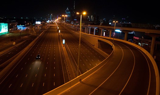 Chỉ một chiếc ô tô đang đi trên đường phố vắng vẻ ở Dubai ngày 31.3. Ảnh: AP