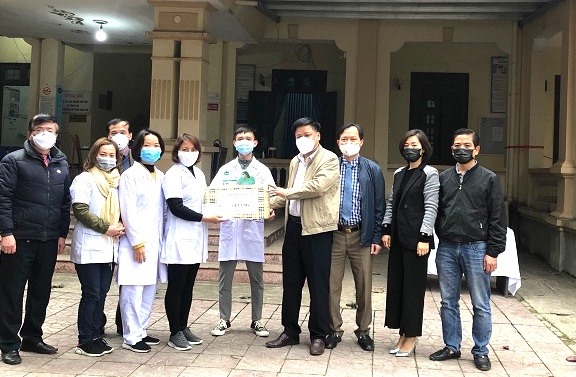 Lãnh đạo Công đoàn Cục y tế Giao thông Vận tải thăm động viên các đơn gị tham gia phòng chống dịch bệnh COVID-19. Ảnh: G.T