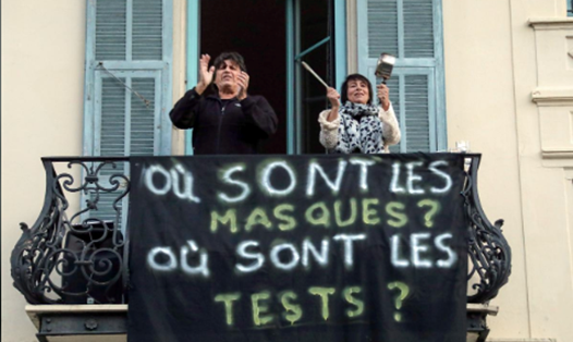 Người dân Pháp cổ vũ các nhân viên y tế đang chiến đấu với dịch bệnh COVID-19, tại Nice, Pháp, ngày 4.4. Ảnh: Reuters