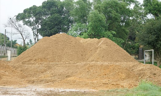Đống cát lớn được khai thác trái phép từ bãi bồi ven sông Ngàn Sâu - đoạn qua xã Gia Phố. Ảnh: QĐ