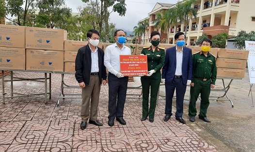 Đại tá Phan Thị Hoài Vân tặng quà ủng hộ công tác phòng chống dịch cho huyện Yên Thành (Nghệ An). Ảnh: PV