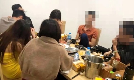 Nhóm thanh niên tụ tập ăn uống tại nhà hàng lẩu nướng 88, huyện Đầm Hà. Ảnh được đăng lên mạng xã hội sau đó được gỡ xuống.