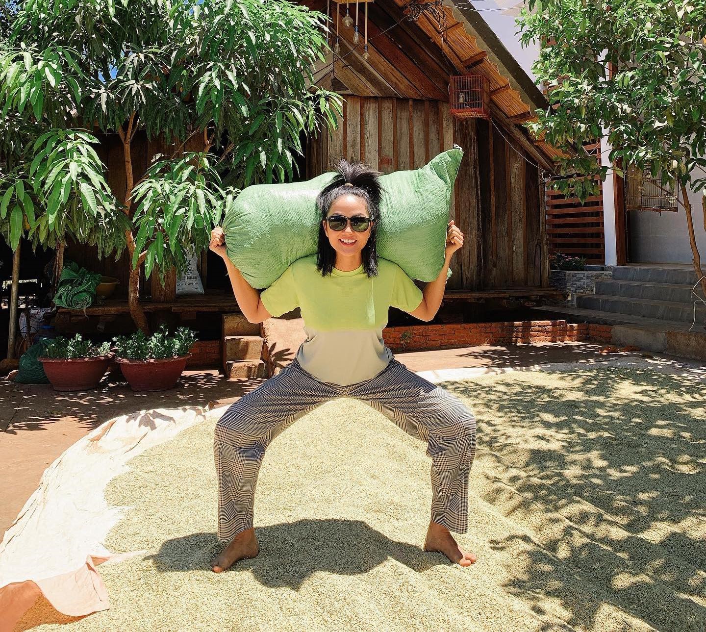 xTrong những ngày dịch, hoa hậu H'Hen Niê trở về nhà bên gia đình.