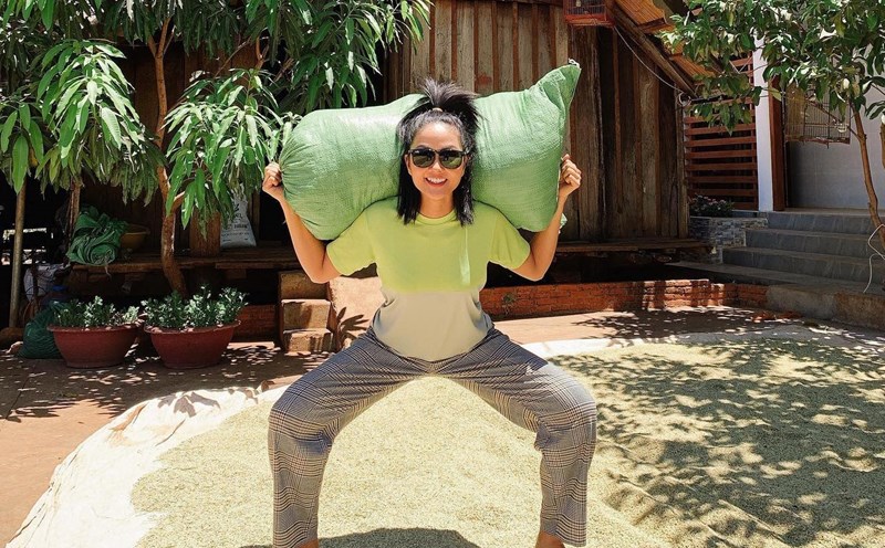 xTrong những ngày dịch, hoa hậu H'Hen Niê trở về nhà bên gia đình.