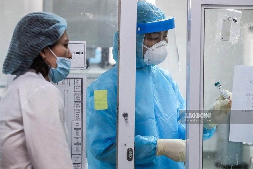 Nhân viên y tế trực tiếp tham gia chống dịch. Ảnh: Sơn Tùng.