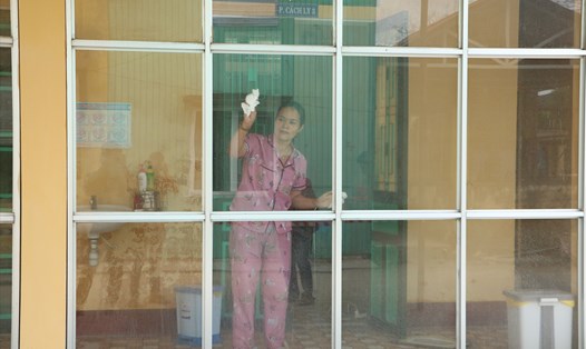 Ngoài các y, bác sĩ tại Trung tâm Y tế TP. Huế, chị Ngô Thị Lệ Hằng (chị chồng của sản phụ N.) cũng được vào khu cách ly chăm sóc cho mẹ con sản phụ N. Ảnh: PĐ.