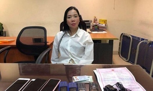 Bị can lừa đảo, làm giả bệnh án tâm thần Nguyễn Thị Mai Anh khi bị bắt giữ. Ảnh cơ quan công an.