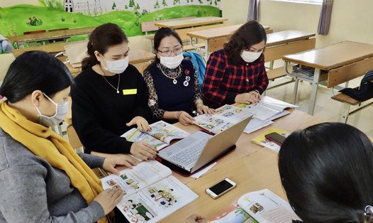 Giáo viên Trường Tiểu học Bích Sơn (huyện Việt Yên, Bắc Giang) xem SGK mới và bàn bạc về chọn SGK trong mùa dịch COVID-19. Ảnh: GDTĐ