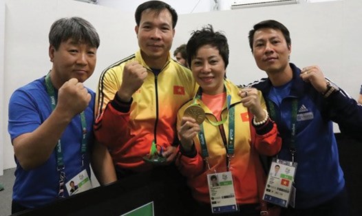 HLV Nguyễn Thị Nhung cùng Đội tuyển bắn súng từng giành HCV Olympic 2016. Ảnh: TL