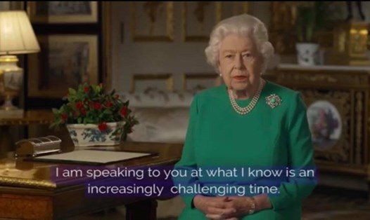 Nữ hoàng Anh Elizabeth II trong buổi nói chuyện trên truyền hình với người dân Anh ngày 5.4. Ảnh: Chụp video The Royal Family