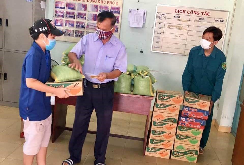 Những phần quà gồm mì, gạo và khẩu trang được trao tận tay đến người nghèo, khó khăn trên địa bàn khu phố 4, phường Tăng Nhơn Phú A. Ảnh: Minh Khang Những phần quà gồm mì, gạo và khẩu trang được trao tận tay đến người nghèo, khó khăn trên địa bàn khu phố 4, phường Tăng Nhơn Phú A. Ảnh: Minh Khang