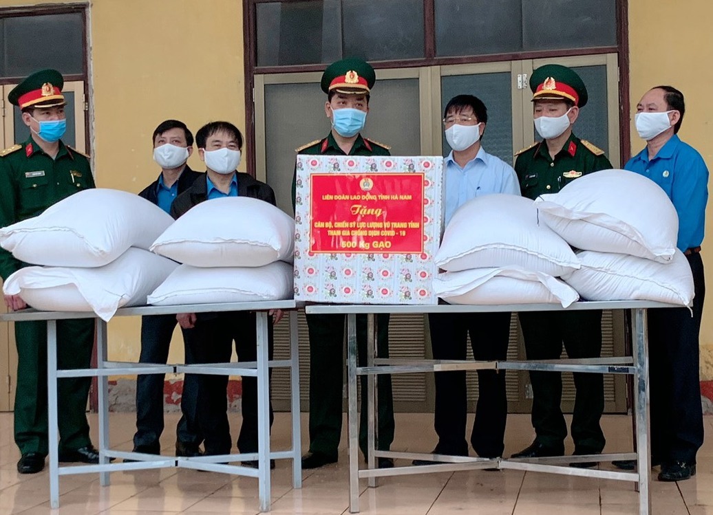 Lãnh đạo LĐLĐ tỉnh Hà Nam trao ủng hộ 500kg gạo góp phần phòng chống COVID-19.