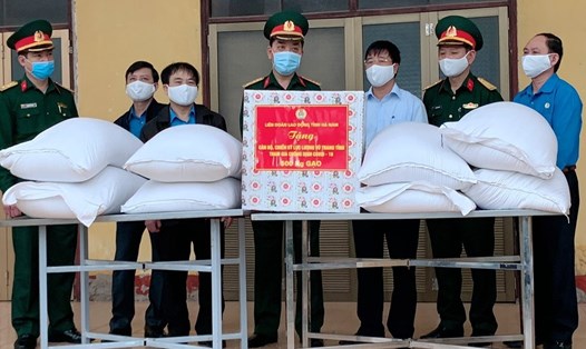 Lãnh đạo LĐLĐ tỉnh Hà Nam trao ủng hộ 500kg gạo góp phần phòng chống COVID-19.