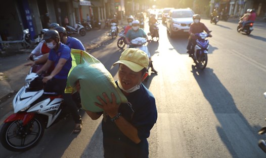 Nhiều cá nhân, tổ chức trao quà từ thiện cho người lao động nghèo ở Đắk Lắk. Ảnh: LX