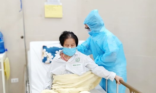 Nhân viên y tế Bệnh viện Bạch Mai chăm sóc bệnh nhân trong mùa dịch COVID-19 tại Trung tâm Phục hồi chức năng.
