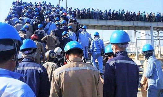 Hàng loạt công nhân chen chúc vào nhà máy Hòa Phát- Dung Quất khiến nhiều người lo ngại.