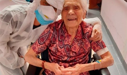 Cụ bà Ada Zanusso 104 tuổi, từng sống sót sau đại dịch Cúm Tây Ban Nha, tiếp tục chiến thắng COVID-19. Ảnh: Daily Mail