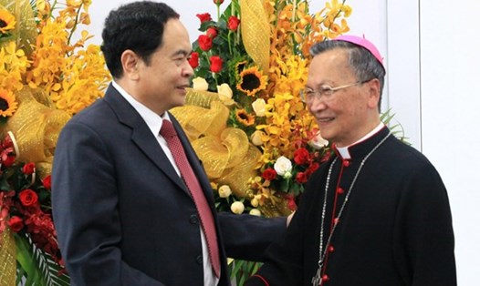 Chủ tịch Trần Thanh Mẫn chúc mừng Giám mục Tôma Nguyễn Văn Trâm, Giám mục Giáo phận Phan Thiết nhân dịp Lễ phục sinh năm 2019. Ảnh: MTTQ