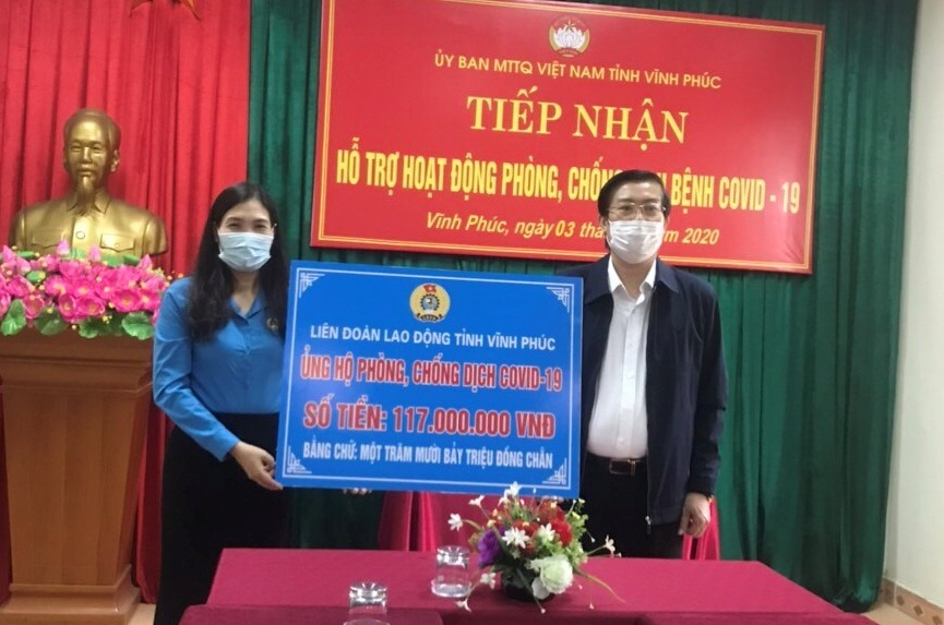 Đồng chí Trịnh Thị Thoa – Ủy viên Ban chấp hành Tổng Liên đoàn Lao động  Việt Nam, Chủ tịch Liên đoàn Lao động tỉnh Vĩnh Phúc  - trao tiền ủng hộ phòng chống dịch bệnh COVID-19.