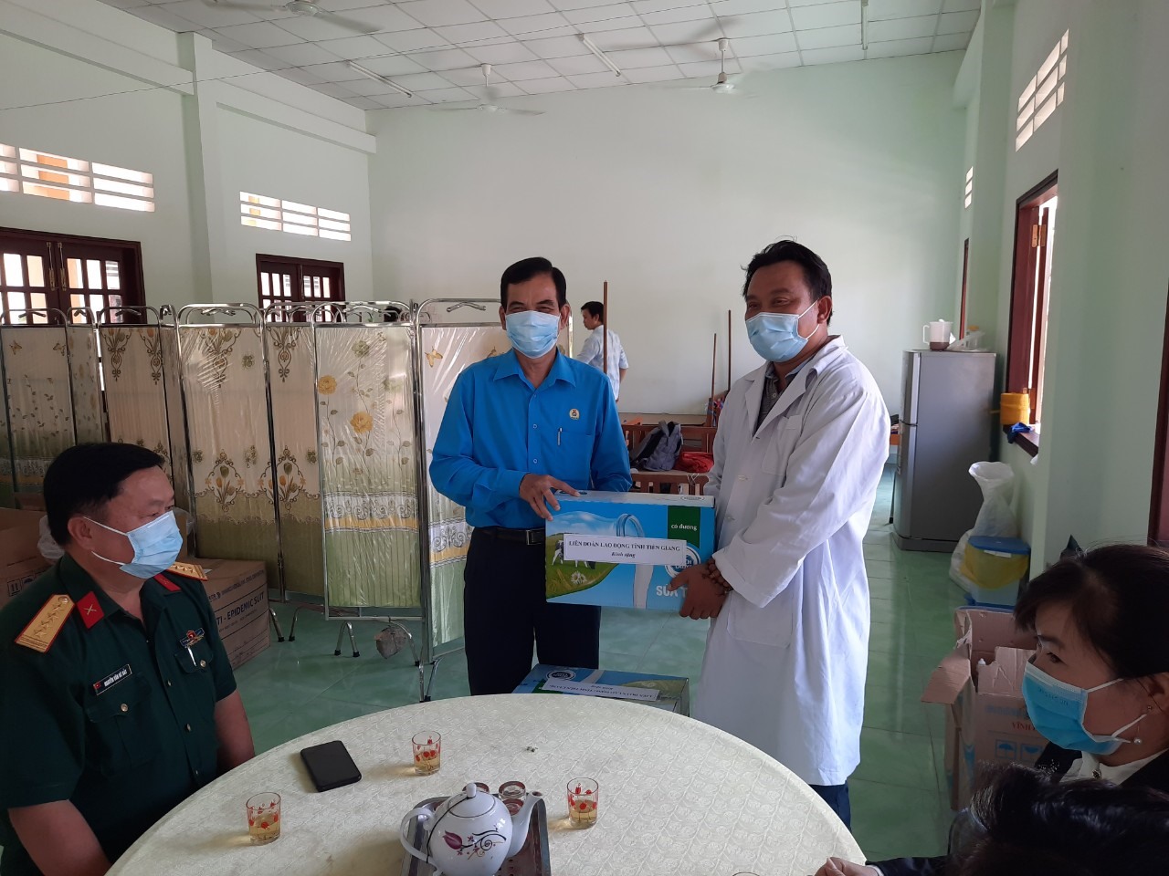 Chủ tịch LĐLĐ tỉnh Tiền Giang trao quà cho lực lượng làm nhiệm vụ tại khu cách ly tập trung tỉnh Tiền Giang. Ảnh: K.Q