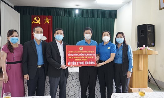 LĐLĐ tỉnh Nghệ An trao quà hỗ trợ cán bộ, công nhân viên chức Trung tâm kiểm soát bệnh tật tỉnh Nghệ An. Ảnh: QĐ
