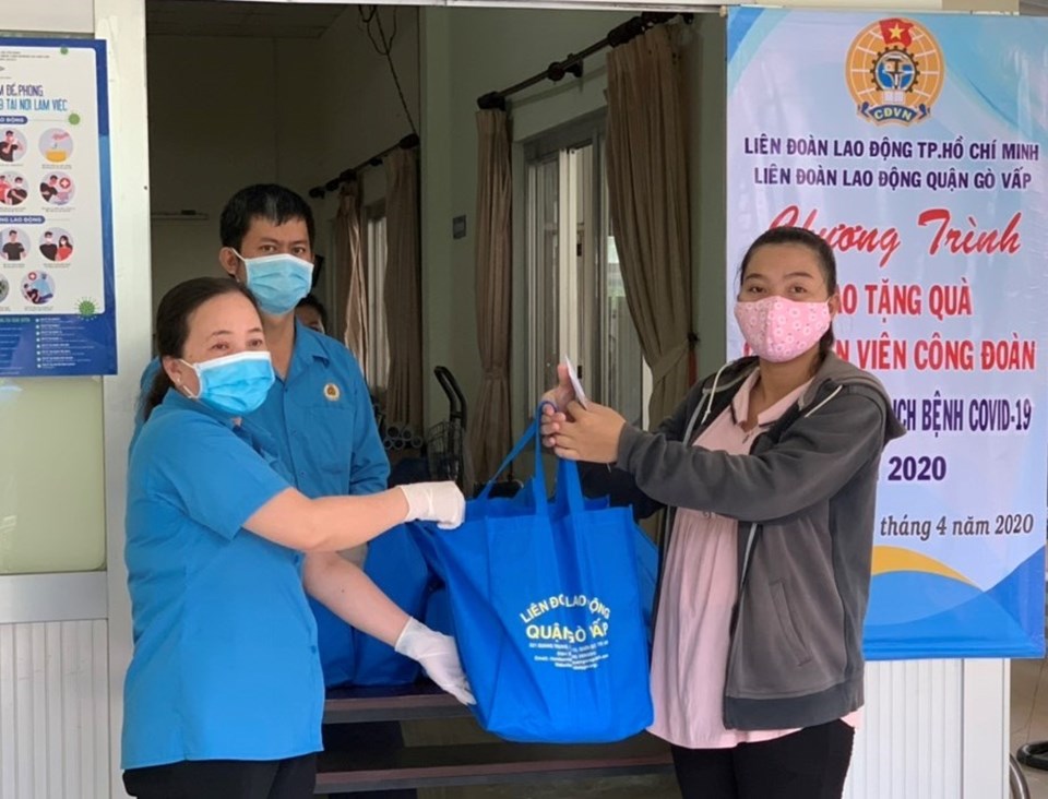 Đại diện LĐLĐ Quận Gò Vấp (bên trái) tặng quà cho lao động nữ đang mang thai bị ảnh hưởng việc làm do dịch COVID-19. Ảnh LĐLĐ quận GV