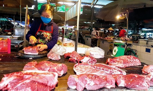 Giá thịt lợn tại các chợ dân sinh vẫn ở mức cao hơn bình thường. Ảnh Kh.V