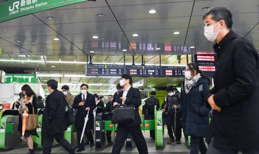Theo cuộc khảo sát quốc gia, chỉ có hơn 30% dân số ở Nhật Bản thực hiện việc giữ khoảng cách xã hội để ngăn chặn sự lây lan của COVID-19. Ảnh: Bloomberg