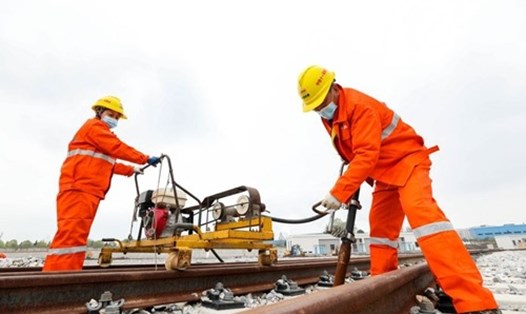 Công nhân làm việc tại công trường xây dựng tuyến tàu điện ngầm số 5 ở Vũ Hán, Hồ Bắc, Trung Quốc hôm 31.3. Ảnh: Tân Hoa Xã.