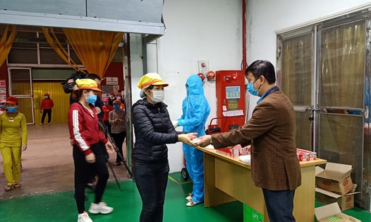 Đại diện LĐLĐ huyện Tứ Kỳ (Hải Dương) tặng xà phòng và khẩu trang cho công nhân. Ảnh: Diệu Thuý