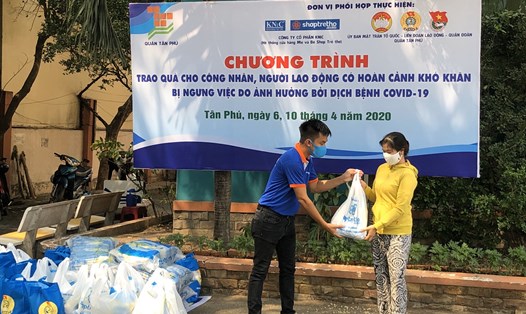 2 tấn gạo đã được trao cho 300 người lao động trên địa bàn quận Tân Phú. Ảnh: Thu Hà