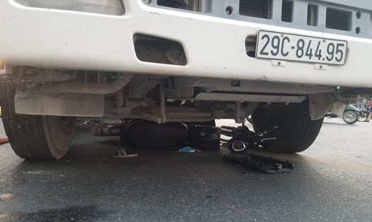 Xe trộn bê tông ôm cua sang đường Tố Hữu (Nha Trang) gây tai nạn khiến chiến xe đạp điện do 1 nữ thiếu niên điều khiến bị cuốn vào gầm. Ảnh: P.Linh