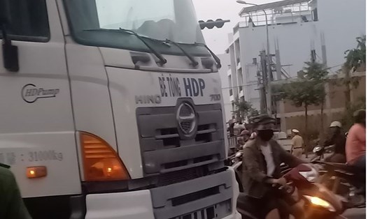Chiếc xe trộn bê tông gây tai nạn khiến 1 học sinh đi trên xe đạp điện ở Nha Trang, Khánh Hòa tử vong. Ảnh: T.V
