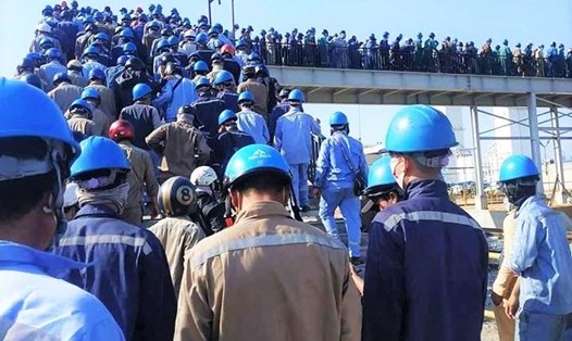 Hàng nghìn công nhân ở Nhà máy Hòa Phát-Dung Quất chen chúc nhau vào nhà máy. Ảnh: T.C
