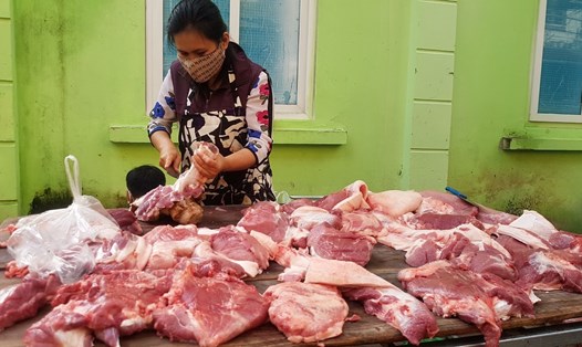 Qua nhiều khâu trung gian, giá thịt lợn bầy bán ở chợ dân sinh đang rất cao. Ảnh: Kh.V