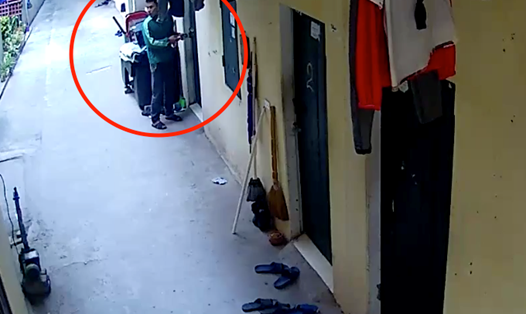 Trộm đột nhập nhà trọ công nhân ở Đông Anh (Hà Nội) cạy cửa trộm đồ. Ảnh: LĐ
