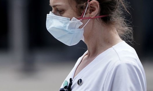 Một nữ y tá bên ngoài một bệnh viện ở Manhattan, New York, Mỹ, ngày 1.4. Ảnh: Reuters