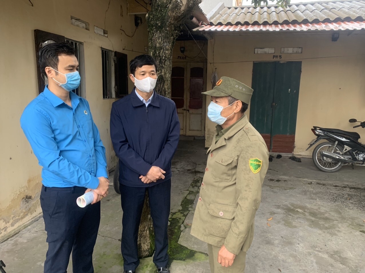 Đại diện LĐLĐ TP.Hải Dương vận động chủ nhà trọ giảm giá thuê phòng cho người lao động gặp khó khăn do thiếu việc. Ảnh: Diệu Thuý