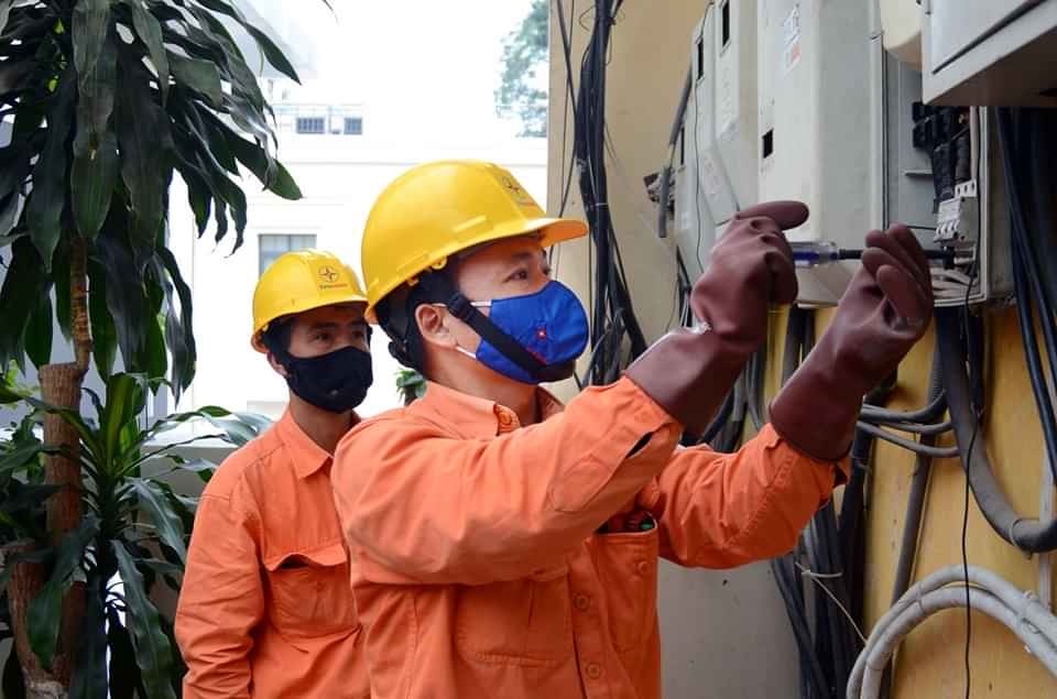 Công nhân ngành điện nỗ lực lao động sản xuất và phòng chống dịch COVID-19. Ảnh: Hoa Việt Cường