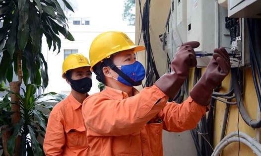 Công nhân ngành điện nỗ lực lao động sản xuất và phòng chống dịch COVID-19. Ảnh: Hoa Việt Cường