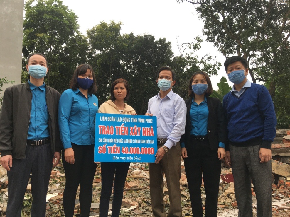 Đồng chí Đỗ Ngọc Anh – Phó Chủ tịch Liên đoàn Lao động tỉnh Vĩnh Phúc trao tiền hỗ trợ xây nhà cho chị Ngô Thị Hiền.