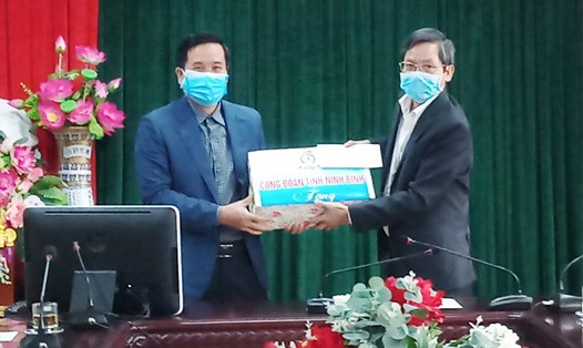 Đại diện lãnh đạo LĐLĐ tỉnh Ninh Bình tặng quà cho cán bộ y bác sĩ tại Bệnh viện Đa khoa tỉnh Ninh Bình. Ảnh: NT