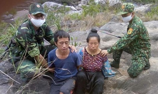 Vợ chồng Dế (ở giữa) khi bị bộ đội biên phòng bắt quả tang mang ma túy. Ảnh: BĐBP Điện Biên.