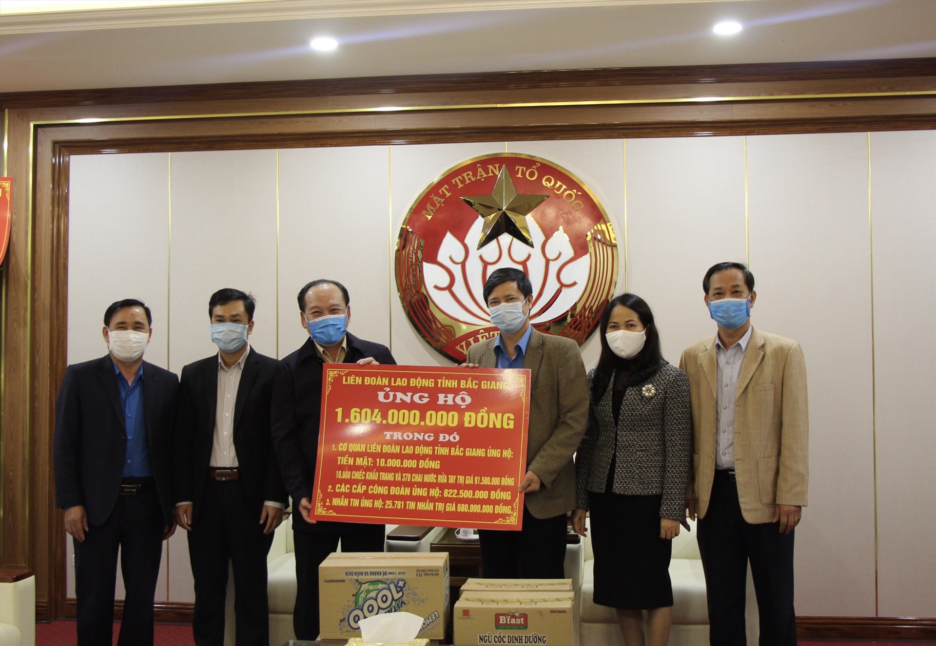 Đồng chí Nguyễn Văn Cảnh, Ủy viên Ban Chấp hành Tổng Liên đoàn Lao động Việt Nam, Tỉnh ủy viên, Chủ tịch Liên đoàn Lao động tỉnh Bắc Giang (thứ 3 từ phải sang) trao ủng hộ của Liên đoàn Lao động tỉnh trong công tác phòng chống dịch COVID-19.
