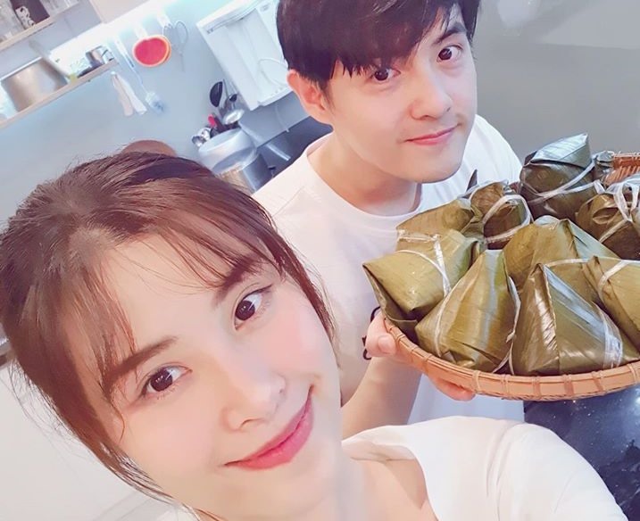 Vợ chồng Đông Nhi - Ông Cao Thắng thể hiện khả năng nội trợ chống dịch.